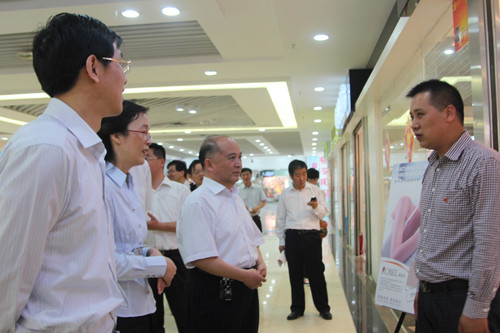 “党员诚信店”在叠石桥家纺城核心交易区正式启动