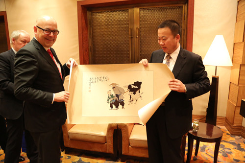 赛城集团朱仲辉董事长拜会德国石荷州州长托斯藤•阿尔比希一行