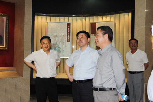 省委党校厅级干部主体班学员前来叠石桥家纺城调研考察