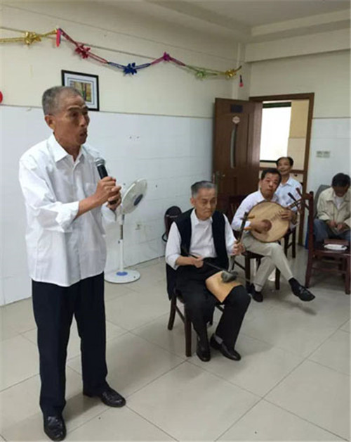 海门市老年服务中心入住老人自发举办京剧票友联谊会