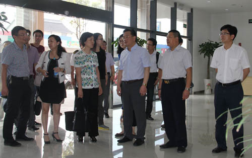 商务部驻南京办事处主任周若军特派员率队专题考察指导叠石桥家纺市场采购贸易方式工作