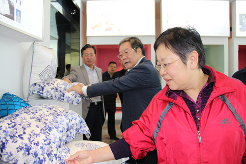 国家发改委秘书长李朴民一行调研叠石桥家纺市场