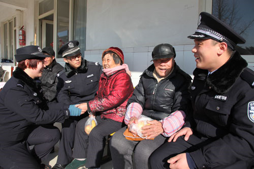 寒冬送温暖   警民心连心