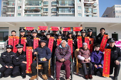 寒冬送温暖   警民心连心
