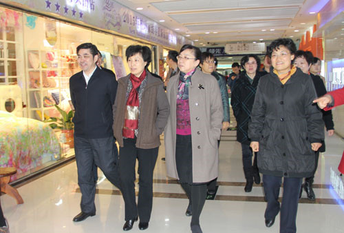 江苏省妇联主席缪志红前来叠石桥考察指导省巾帼手工产业苏中展洽中心建设工作