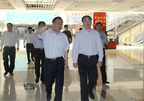 江苏省委研究室领导调研叠石桥市场采购贸易试点工作