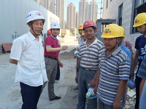 赛城集团高度重视防暑降温工作　及时发放夏令用品 亲切慰问一线员工