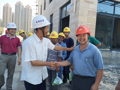 赛城集团高度重视防暑降温工作　及时发放夏令用品 亲切慰问一线员工