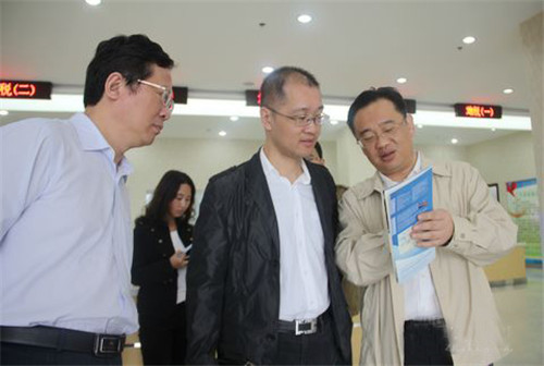 商务部外贸司政策处处长张力等调研考察叠石桥家纺城
