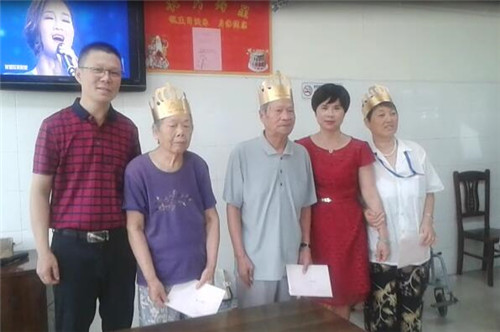 海门市老年服务中心为入驻“老寿星”举办集体生日会