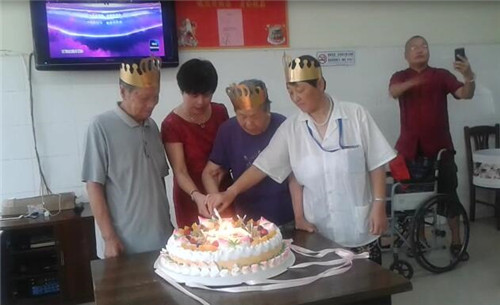 海门市老年服务中心为入驻“老寿星”举办集体生日会