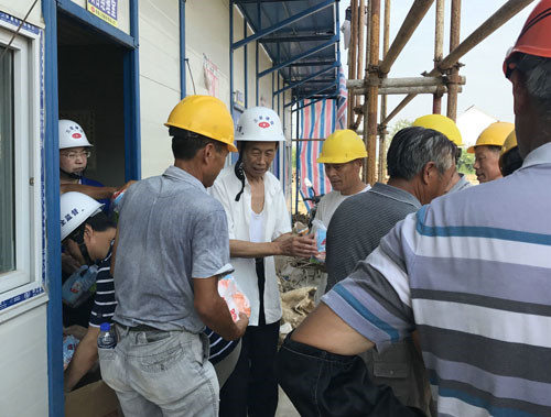 公司领导慰问一线建筑工人