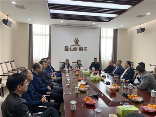 北京林达投资集团董事局主席李晓林一行与叠石桥家纺城商户就家纺市场拓展举行座谈会