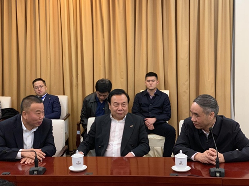 朱仲辉董事长出席2019年世界桂商暨商会经贸文化交流合作大会      与全国政协副主席辜胜阻进行座谈交流