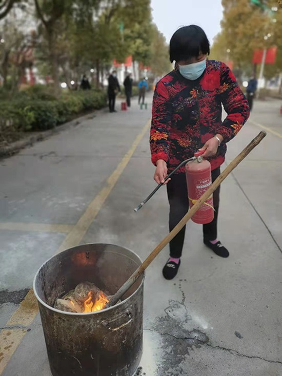 老年服务中心开展消防安全演练活动