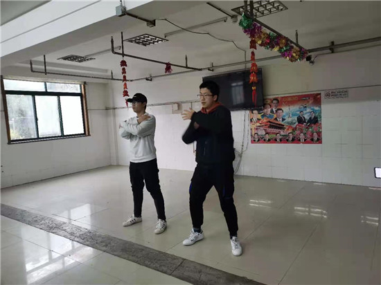 海门中学青年志愿者协会来老年服务中心开展送温情慰问活动