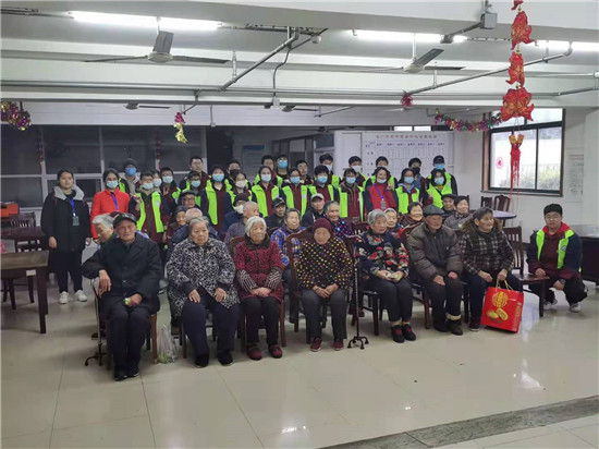 海门中学青年志愿者协会来老年服务中心开展送温情慰问活动