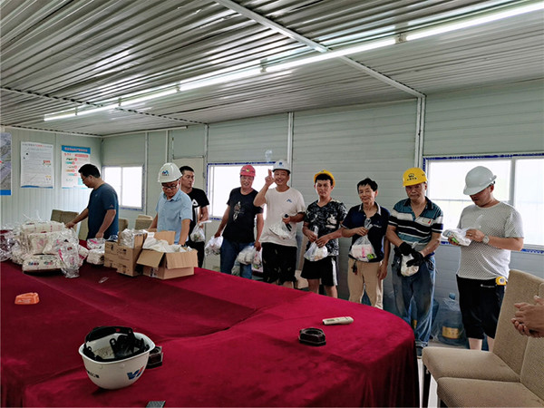 赛城建筑公司领导赴工地一线开展高温慰问活动