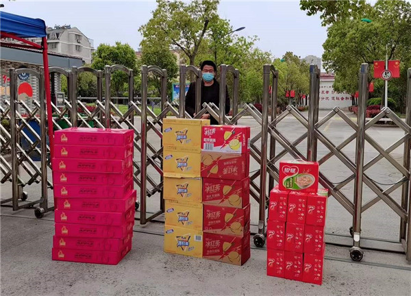苏中农副产品交易中心慰问海门区老年服务中心