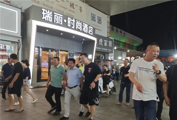 南通家纺业联合商会领导观摩叠石桥家纺城夜市