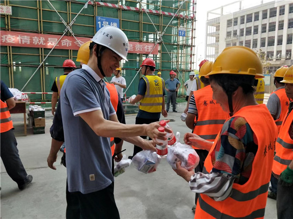 赛城建筑公司领导赴工地开展夏季送清凉活动