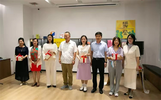 南通樊登书店“侨心书苑”揭牌暨“侨友讲堂”开讲 朱仲辉董事长受邀参加赠书仪式