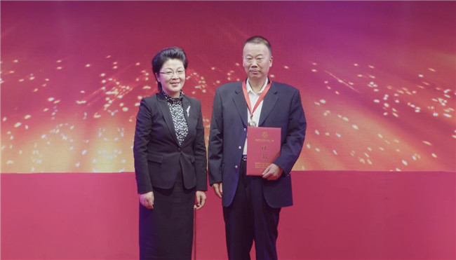 朱仲辉董事长参加“侨心永向党·献礼二十大”南通侨界诗歌朗诵会 获颁“江苏省侨界杰出人物”奖章