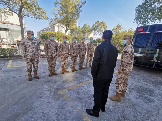 武警官兵学雷锋，老年中心暖意浓