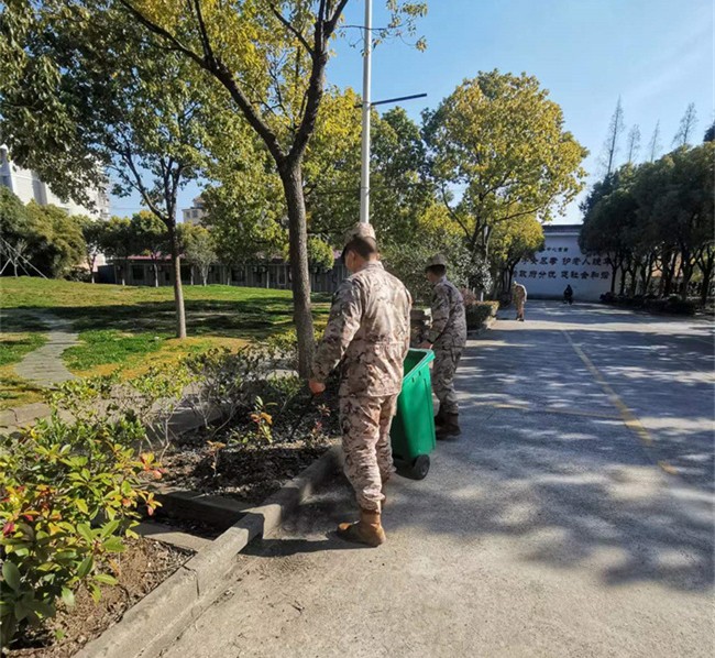 武警官兵学雷锋，老年中心暖意浓