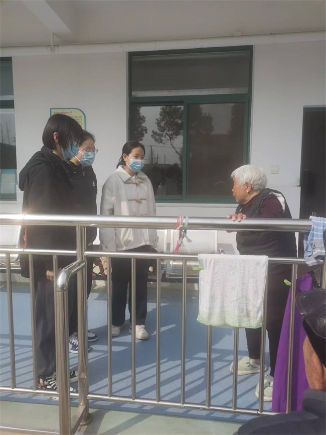 海门中学学生来海门区老年服务中心开展学雷锋活动