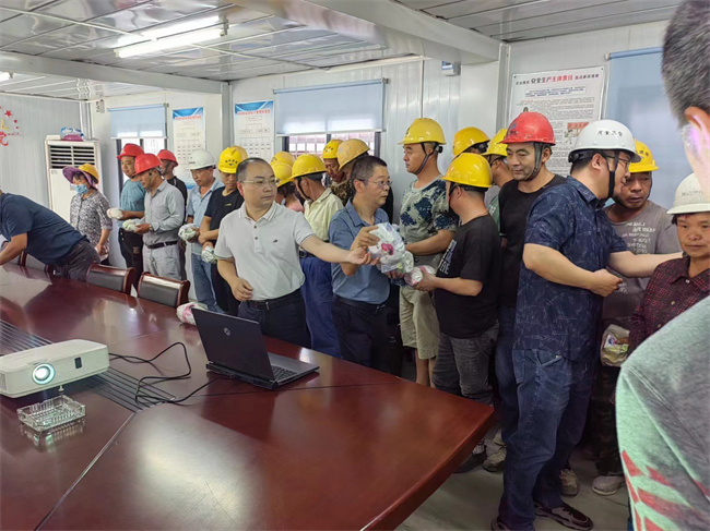 赛城建筑公司领导赴工地开展夏季送清凉活动