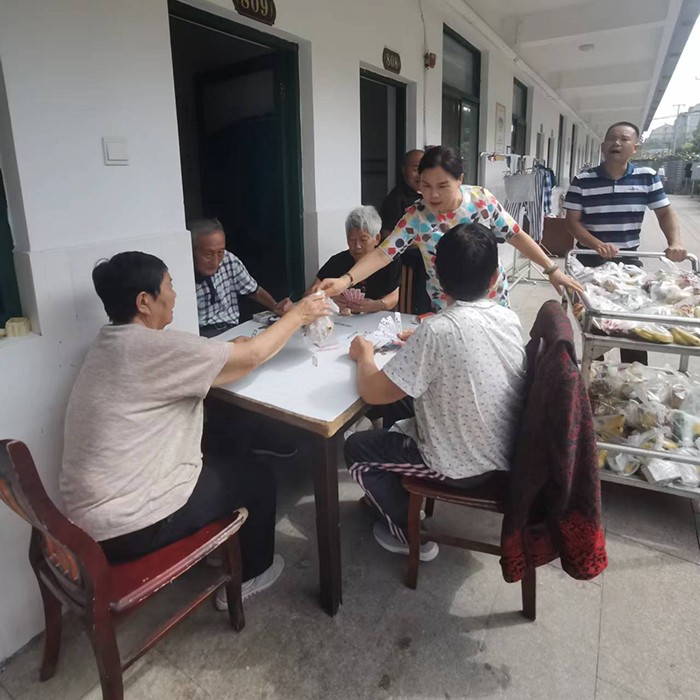海门区老年服务中心开展中秋送温暖慰问活动!