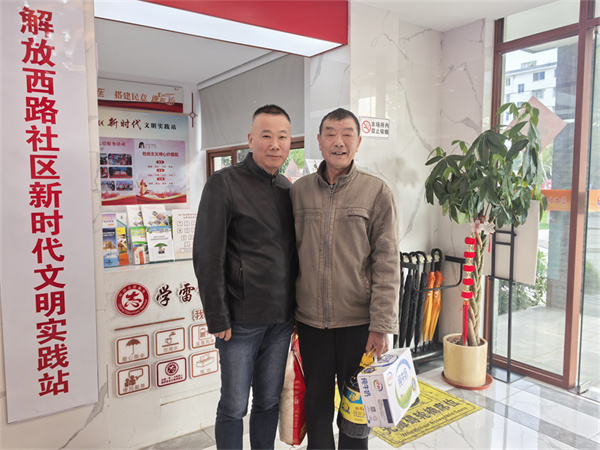 冬日送暖意，慰问真情浓——区人大代表、赛城集团董事长朱仲辉走进社区开展暖心慰问